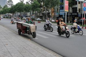 Xe ba gác chở hàng cồng kềnh, xe 3-4 bánh tự chế: Ám ảnh của người đi đường