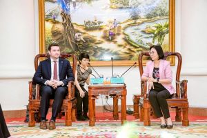 驻胡志明市德国共和联邦总领事来看望同奈省