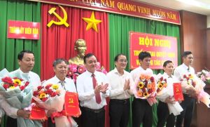 Thành ủy Biên Hòa điều động công tác đối với 19 cán bộ lãnh đạo các phường và cơ quan của thành phố
