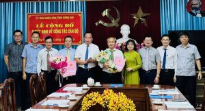 Chủ tịch UBND tỉnh trao quyết định điều động, bổ nhiệm cán bộ