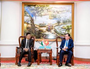 Chairman of the Provincial People's Committee Vo Tan Duc meets with the Consul General of India in Ho Chi Minh City.