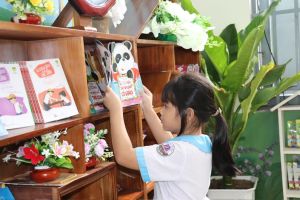 Chương trình tặng kệ sách và sách cho các trường học trên địa bàn huyện Tân Phú