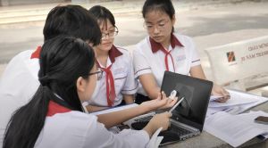 Học sinh làm găng tay hỗ trợ vật lý trị liệu, phục hồi chức năng