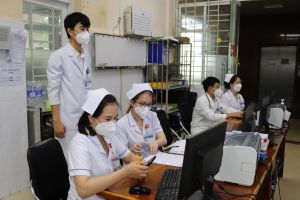 Tăng phụ cấp cho nhân viên y tế là cần thiết và phù hợp với thực tế