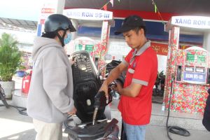 Giá xăng, dầu “quay đầu” giảm giá