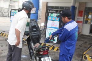 Giá xăng giảm, giá dầu tăng trở lại