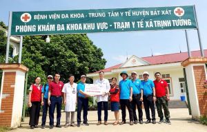 Hành trình 5 ngày hỗ trợ bà con vùng bão lũ với nhiều cảm xúc