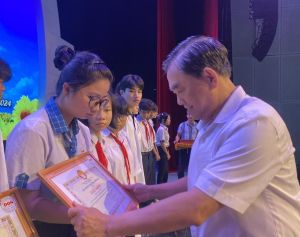 Trao gần hơn 170 suất học bổng cho học sinh, sinh viên khuyết tật