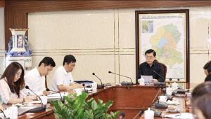 성 서기관 Nguyen Hong Linh, 다양한 분야에서 작업 보고서를 듣기 위한 성 사무소와의 회의 주재