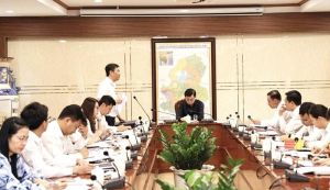 省委书记阮鸿玲主持省委办公室参谋各领域报告会议