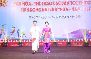 Trình diễn trang phục các dân tộc thiểu số trong Ngày hội Văn hóa - Thể thao