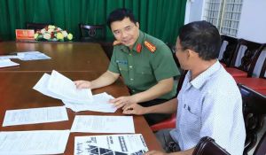 Giám đốc Công an tỉnh tiếp công dân