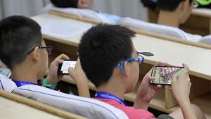 Xem điện thoại nhiều không tốt cho sức khỏe