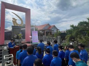 Đoàn viên thanh niên huyện Vĩnh Cửu về nguồn tại Khu di tích thành lập Chi bộ Cộng sản Bình Phước - Tân Triều