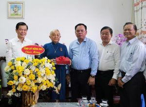 Lãnh đạo tỉnh thăm, chúc mừng đồng chí Trần Thị Minh Hoàng được nhận Huy hiệu 60 năm tuổi Đảng