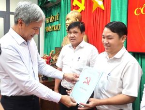 Huyện Nhơn Trạch trao 3 Quyết định về công tác cán bộ