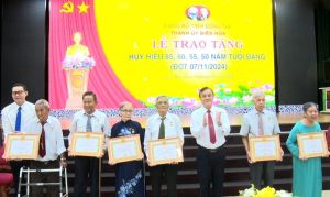 Trao tặng Huy hiệu Đảng cho 63 đảng viên