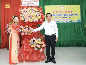 Chủ tịch HĐND tỉnh đến chung vui Ngày hội Đại đoàn kết toàn dân tộc tại ấp 5, xã Bình Lợi, huyện Vĩnh Cửu