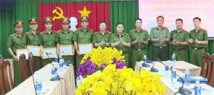 Công an tỉnh khen thưởng các cá nhân có thành tích xuất sắc trong đấu tranh, truy bắt đối tượng cướp tài sản trên địa bàn huyện Long Thành.