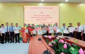 Trao Huy hiệu Đảng cho 12 đảng viên