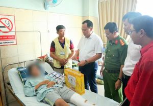 Lãnh đạo Ban An toàn giao thông tỉnh thăm hỏi các nạn nhân bị tai nạn giao thông