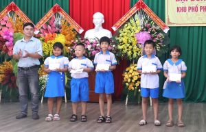 Các khu dân cư huyện Nhơn Trạch vận động hơn 700 triệu đồng chăm lo hộ nghèo, học sinh khó khăn