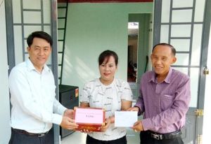 Bàn giao nhà cho hộ đồng bào nghèo dân tộc thiểu số