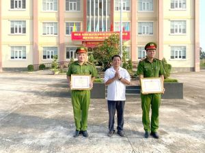 Khen thưởng đột xuất tập thể, cá nhân có thành tích xuất sắc trong bắt tội phạm về ma túy