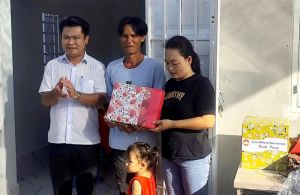 Bàn giao 2 căn nhà tình thương cho hộ khó khăn