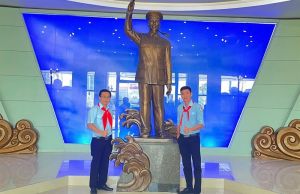 Một đại biểu đoạt giải thưởng Cánh én hồng và một đại biểu được tuyên dương phụ trách Đội tiêu biểu toàn quốc