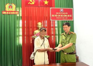 Nhặt được của rơi trả người đánh mất