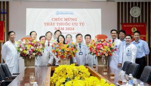 Lãnh đạo tỉnh chúc mừng các Thầy thuốc Ưu tú