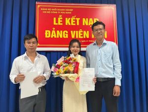 Trong tháng 10, tổ chức Công đoàn giới thiệu 38 đoàn viên ưu tú kết nạp vào Đảng