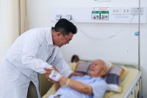 Phẫu thuật tán sỏi niệu quản cho cụ ông 100 tuổi