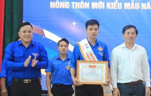 Anh Phan Tuấn Anh chủ mô hình sản xuất nấm mối đen Anh Minh tại xã Xuân Đông (huyện Cẩm Mỹ) vinh dự được chọn trao giải thưởng Lương Định Của lần thứ XIX