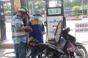 Giá xăng tiếp tục giảm nhẹ