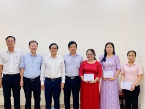 Phó Chủ tịch UBND tỉnh Nguyễn Sơn Hùng tặng quà cho giáo viên bị bệnh hiểm nghèo