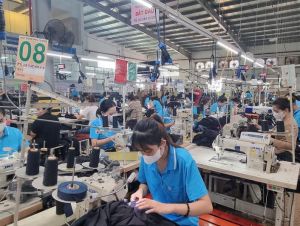 Doanh nghiệp công bố thưởng Tết, công nhân phấn khởi sản xuất