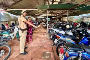 Lực lượng Cảnh sát giao thông kiểm tra, phát hiện hàng chục xe máy trên 50 phân khối do học sinh không đủ điều kiện (độ tuổi và giấy phép lái xe) điều khiển gửi tại các bãi giữ xe gần trường