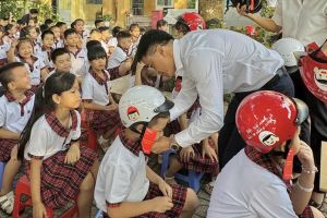 Trao tặng gần 500 mũ bảo hiểm cho học sinh tiểu học