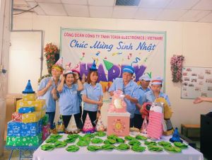 Công nhân phấn khởi đón sinh nhật hàng tháng tại công ty