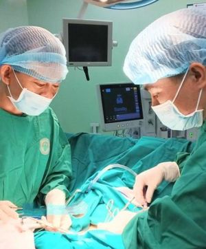 Phẫu thuật cho một trường hợp bị sỏi cực hiếm gặp