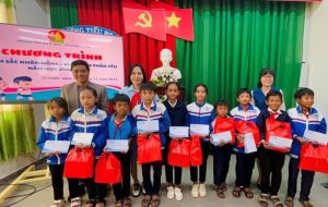 Thắm sắc khăn hồng –  Vì đàn em thân yêu