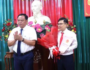 Chủ tịch UBND tỉnh Võ Tấn Đức trao Quyết định phê chuẩn kết quả bầu Phó Chủ tịch UBND huyện Nhơn Trạch