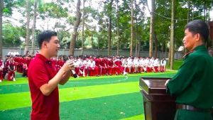 Nói chuyện truyền thống về Quân đội nhân dân Việt Nam với giáo viên, học sinh Trường THPT Nguyễn Huệ