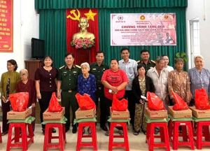 Ban Chỉ huy Quân sự huyện Nhơn Trạch vận động tặng quà cho các gia đình chính sách khó khăn, hộ nghèo