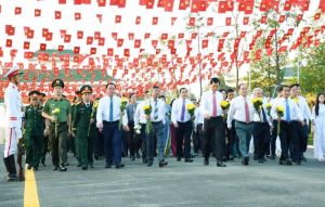 Lãnh đạo tỉnh dâng hương, viếng các anh hùng liệt sĩ nhân kỷ niệm 80 năm Ngày thành lập QĐND VN