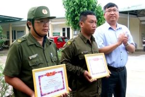 Khen thưởng cho 3 cá nhân có thành tích xuất sắc trong công tác đảm bảo an ninh trật tự