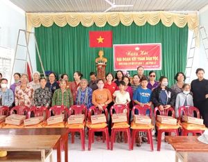 Trao quà cho các hộ gia đình khó khăn tại xã Phú Lý, huyện Vĩnh Cửu