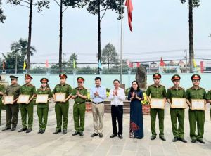 Khen thưởng đột xuất thành tích xuất sắc trong đấu tranh triệt xóa nhóm đối tượng có hành vi cưỡng đoạt tài sản